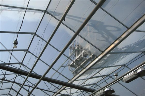 如何安全清潔玻璃溫室屋頂？